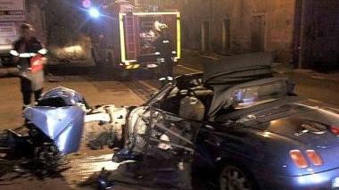 Il rottame della Fiat Barchetta dopo l’incidente