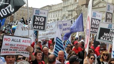 <b>A ROMA.</b> Due immagini di una precedente protesta dei balneari a Roma     