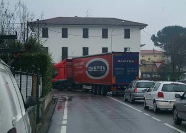 Due immagini del traffico pesante lungo la Sarzanese-Valdera (Vip) 