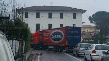 Due immagini del traffico pesante lungo la Sarzanese-Valdera (Vip)