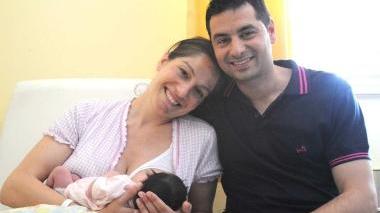Mamma Erica e babbo Enzo con la piccola Nora all’ospedale del Ceppo