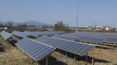 Un campo di pannelli solari