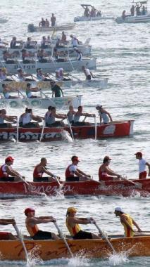 I gozzi alla partenza del Palio davanti alla Terrazza Mascagni