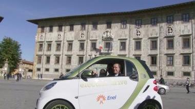 Il sindaco Filippeschi su una Smart elettrica in piazza dei Cavalieri