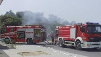 Vigili del fuoco in azione per domare le fiamme