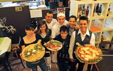 La famiglia Garofalo al completo al Pozzo a destra si inforna una pizza  
