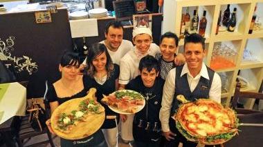 La famiglia Garofalo al completo al Pozzo a destra si inforna una pizza