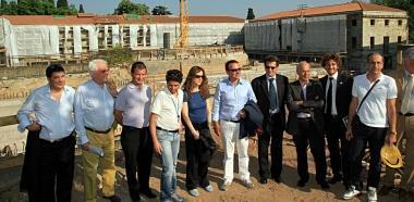 La commissione consiliare durante la visita di ieri al cantiere delle Leopoldine; a destra il sindaco Bellandi, il presidente Sensi e lamministratrice Paganelli allaudizione in municipio 