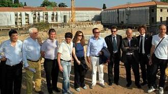 La commissione consiliare durante la visita di ieri al cantiere delle Leopoldine; a destra il sindaco Bellandi, il presidente Sensi e l’amministratrice Paganelli all’audizione in municipio