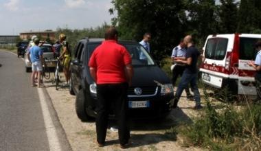 Scappa dopo avere travolto un gruppo di ciclisti