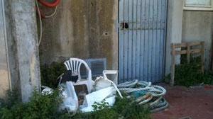 Una zona fantasma tra macerie, detriti e rifiuti abbandonati