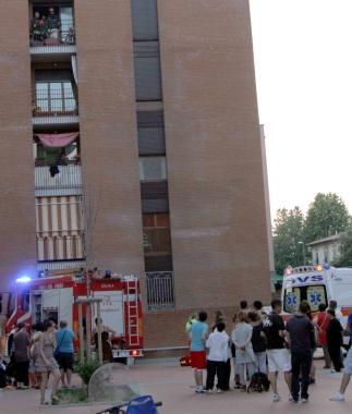 I vigili del fuoco, la Svs e la folla sul posto 