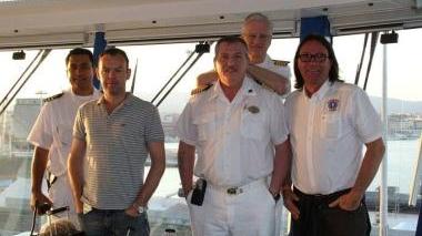 Foto di gruppo per equipaggio e pilota