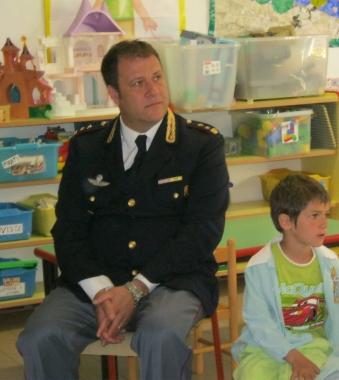 Il capo della Mobile, Virgilio Russo, con gli alunni 