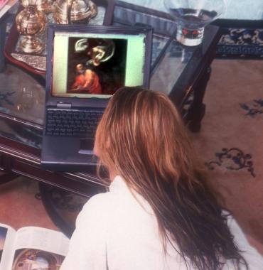 Una donna chatta sul web 