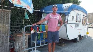 Luca Azza davanti alla sua roulotte