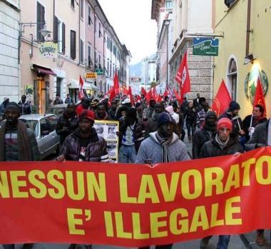 Il corteo dei migranti e, sopra, il prefetto Merendino 