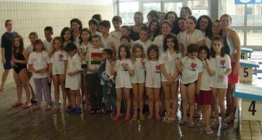 Foto di gruppo per i giovani portacolori dellAsd Pescia Nuoto in gara nel circuito Csi       