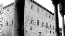 Il palazzo del tribunale in piazza del Duomo