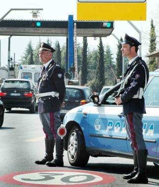 Una pattuglia della Polstrada al casello dellA11    