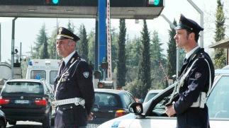 Una pattuglia della Polstrada al casello dell’A11