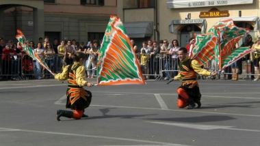 A colpi di musici e sbandieratori domina il giallo-nero a Castelfranco