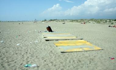 Limmagine desolata della spiaggia libera al Vialone 