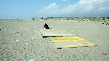 L’immagine desolata della spiaggia libera al Vialone