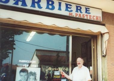 Marcello Pastechi davanti alla sua bottega storica di parrucchiere          