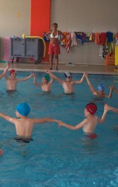 Bambini in piscina a Cascina