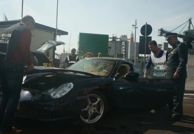 Nella sequenza di foto la Guardia di Finanza esegue linventario delle parti smontate dalle automobili di lusso rubate dalla banda sgominata 