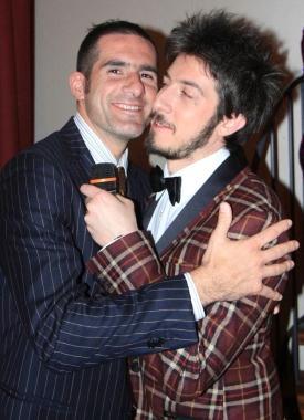 <b>LUCARELLI STORY.</b> Insieme allo showman Paolino Ruffini al Goldoni e mentre autografa la maglia di un baby tifoso 