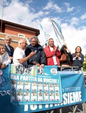 <strong>2007.</strong> Umberto Buratti sul palco in piazza Garibaldi dopo lo scrutinio delle elezioni che lo portarono sulla poltrona più importante del municipio