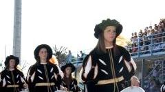 <strong>NEL MIRINO.</strong> I tamburini in sfilata