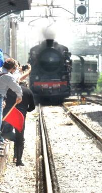 A destra l’arrivo del Centoporte alla stazione di Pistoia a sinistra Pracchia