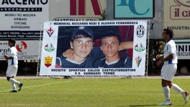 In senso antiorario: Antognoni, Frey e un manifesto di Neri e Ferramosca
