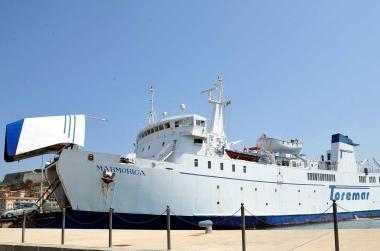 Una nave Toremar ormeggiata a Portoferraio 