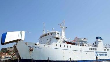 Una nave Toremar ormeggiata a Portoferraio
