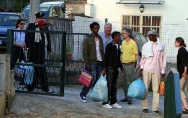 Larrivo dei profughi accolti dal sindaco e dal mediatore culturale 