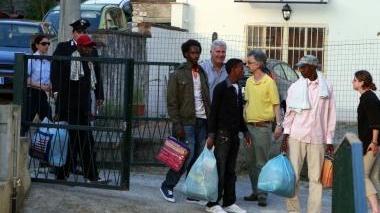 L’arrivo dei profughi accolti dal sindaco e dal mediatore culturale