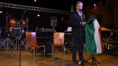 <b>PIAZZA DEL SALE.</b> Mario Lolini parla con accanto le sedie vuote