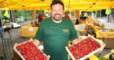 <b>FRAGOLA E NON SOLO.</b> Due immagini di Demetra a villa Le Pianore      