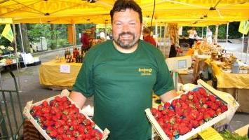 <b>FRAGOLA E NON SOLO.</b> Due immagini di Demetra a villa Le Pianore