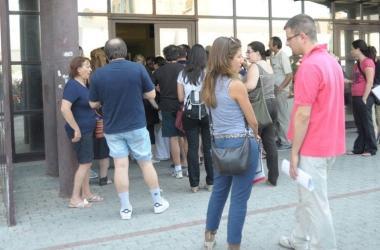 Giovani in cerca di lavoro a un centro per l’impiego