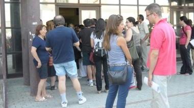 Giovani in cerca di lavoro a un centro per l’impiego