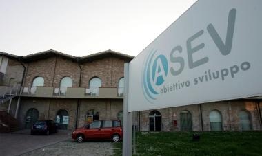 Via ai corsi che aiutano i giovani e le donne a trovare un lavoro