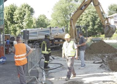 Operai e vigili del fuoco impegnati nell’intervento di viale Marconi
