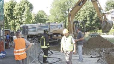 Operai e vigili del fuoco impegnati nell’intervento di viale Marconi