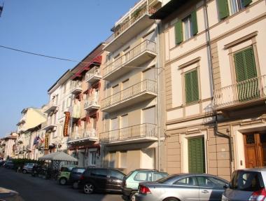 <b>SICUREZZA. </b>Il sindaco Luca Lunardini A lato, la casa dellassalto 