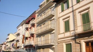 <b>SICUREZZA. </b>Il sindaco Luca Lunardini A lato, la casa dell’assalto